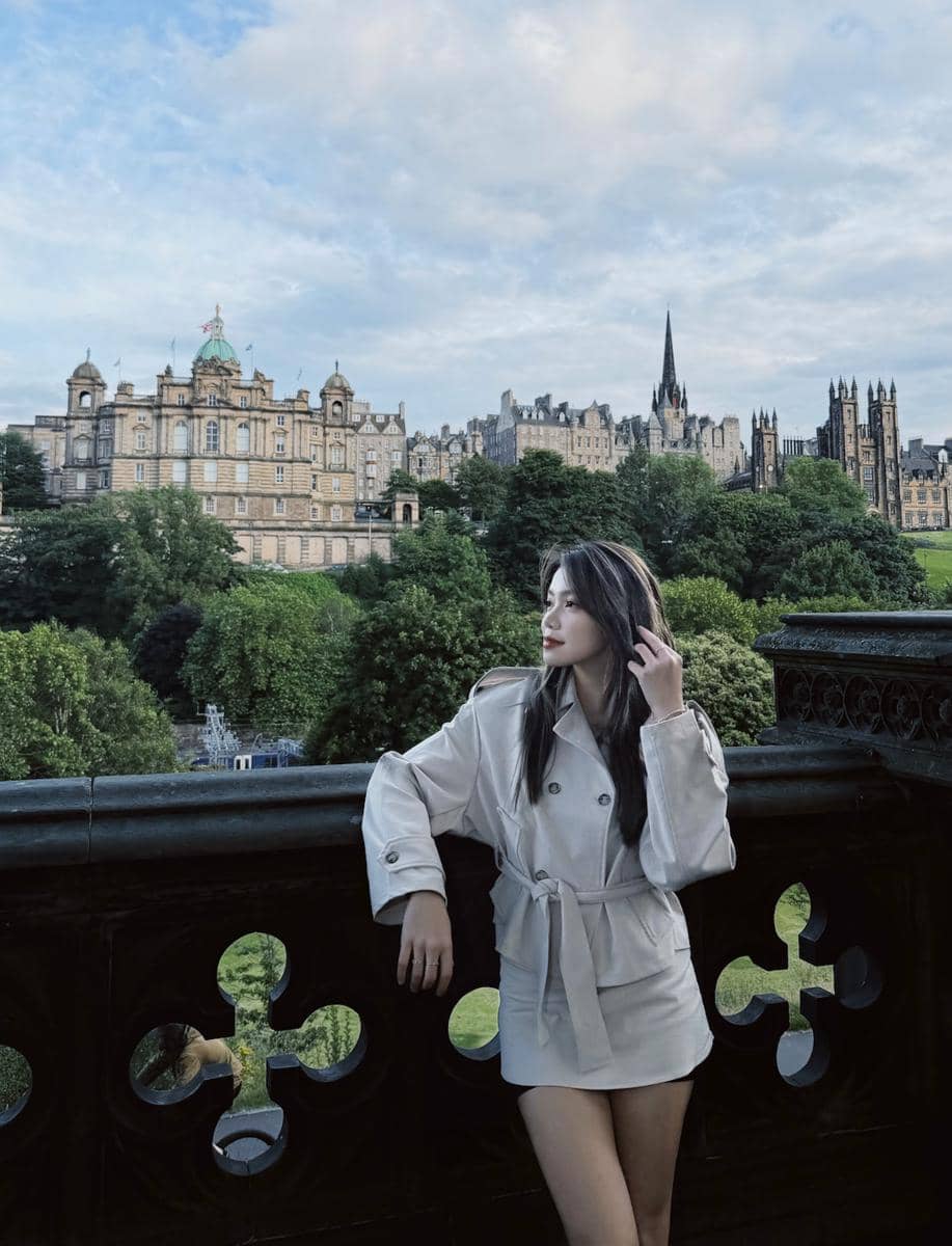 Regina Phoenix pertama kali liburan di Edinburgh