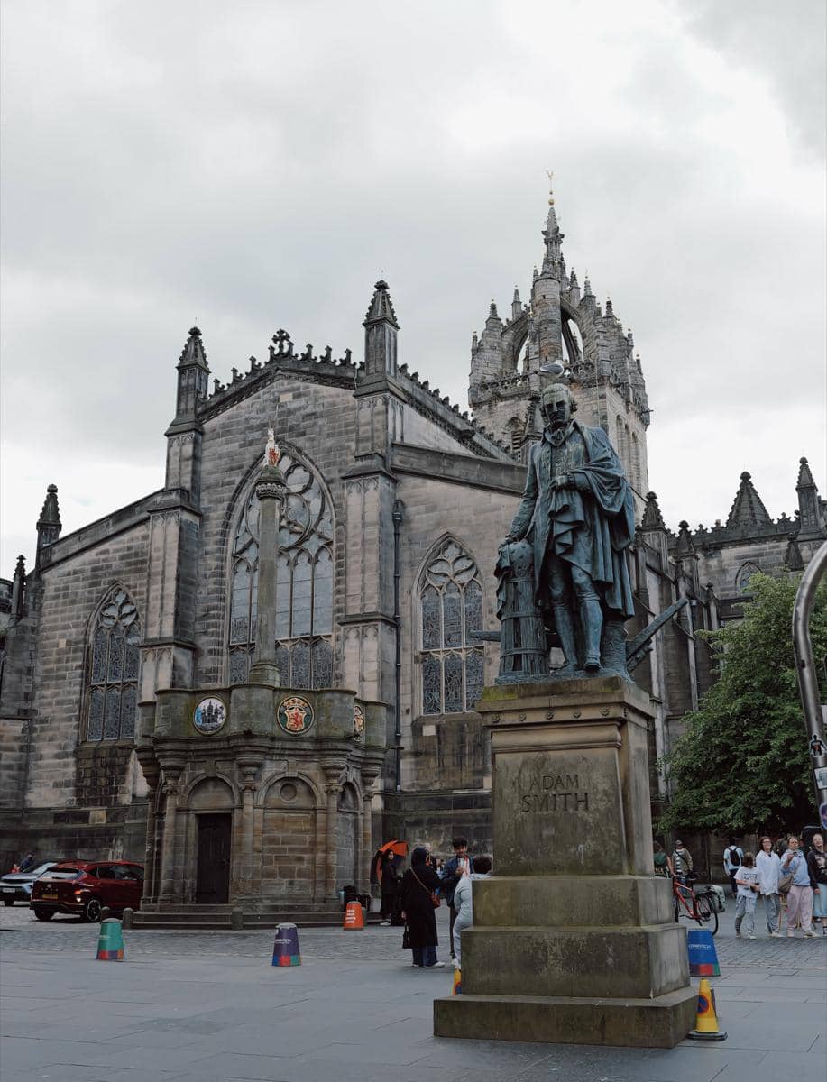 Regina Phoenix pertama kali liburan di Edinburgh