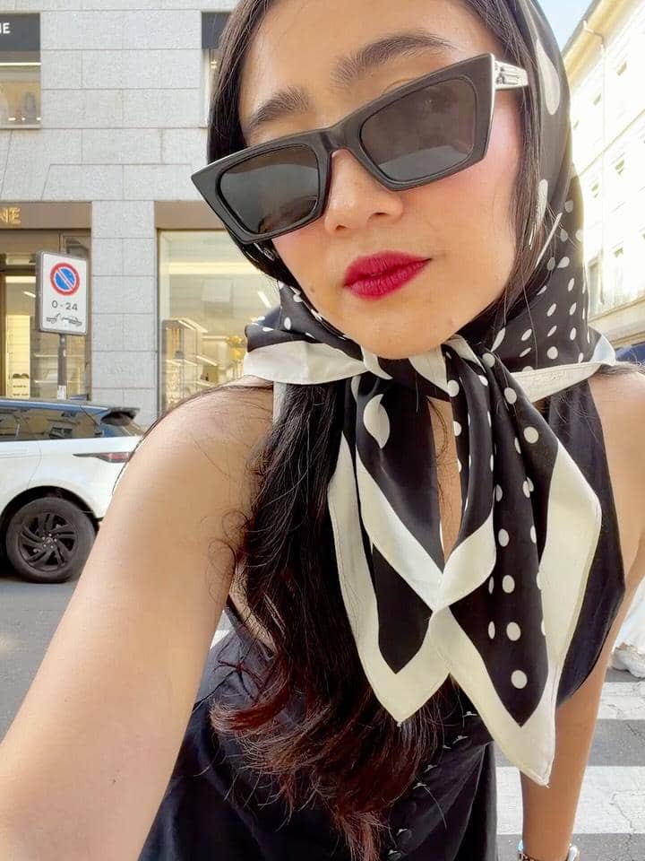 Febby Rastanty dengan outfit bergaya retro saat di Italia