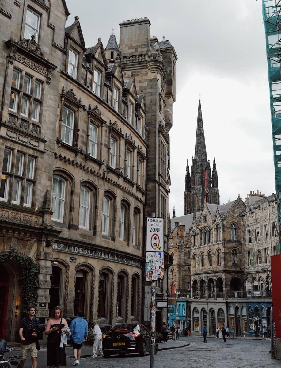 Regina Phoenix pertama kali liburan di Edinburgh
