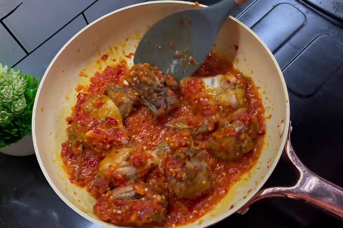 ilustrasi memasak ayam balado bumbu sederhana