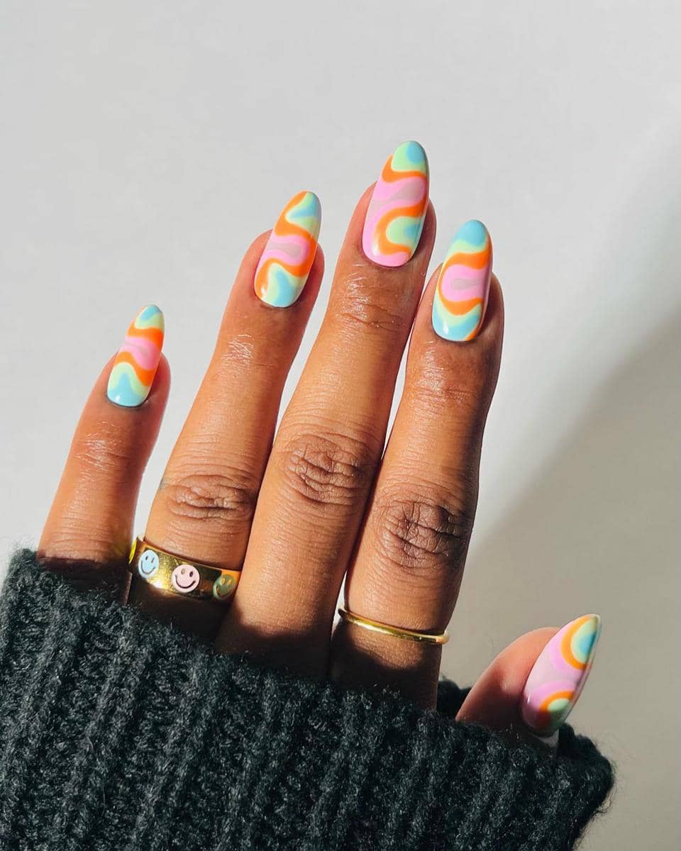 Inspirasi nail art bergaya Pucci Nail