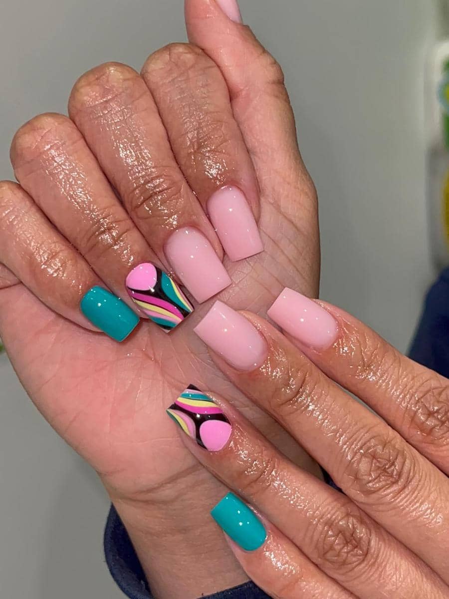 Inspirasi nail art bergaya Pucci Nail