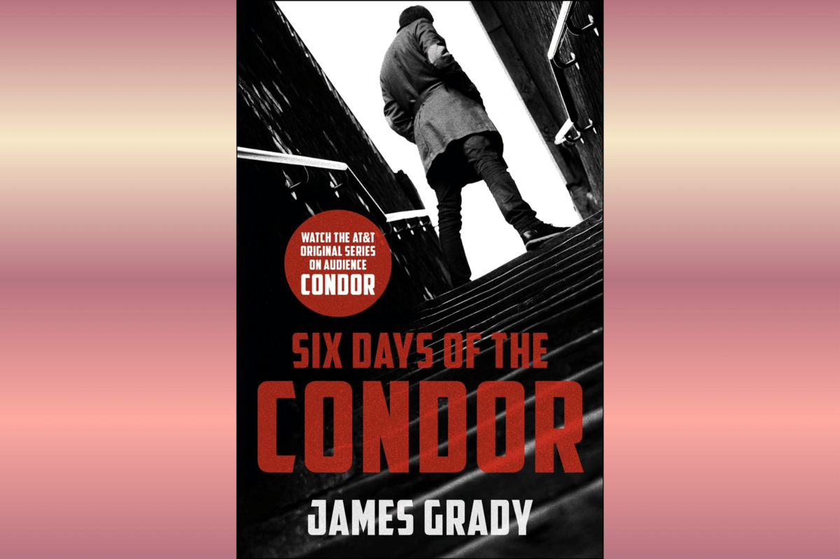 Sampul buku Six Days of the Condor karya James Grady menampilkan siluet seseorang berjalan menaiki tangga dengan nuansa hitam putih.