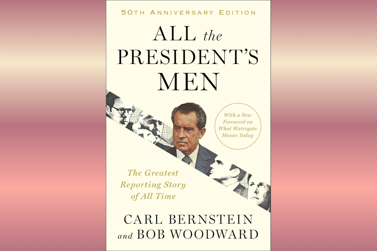 Sampul buku edisi ulang tahun ke-50 All the President's Men karya Carl Bernstein dan Bob Woodward dengan latar warna krem dan potret beberapa tokoh.