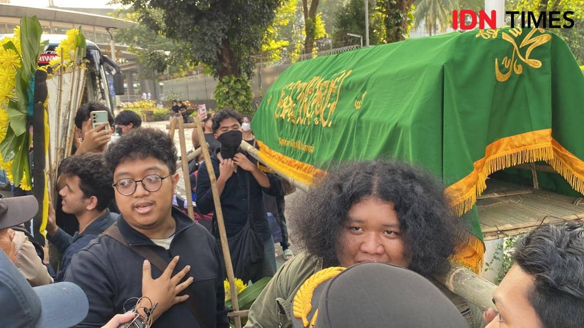 Bawa Keranda dan Karangan Bunga ke Mabes Polri, Mahasiswa UI Diadang 