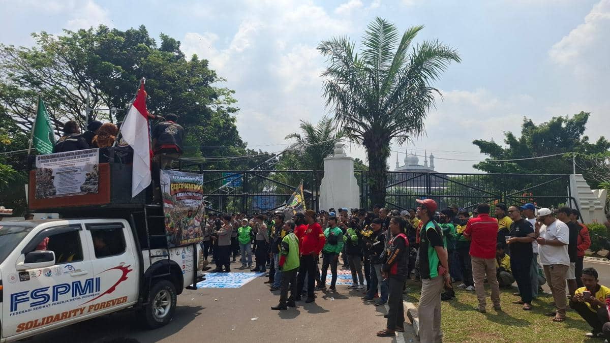 Demo ratusan pengemudi ojol  di depan kantor Gubernur Banten (Dok. Khaerul Anwar)