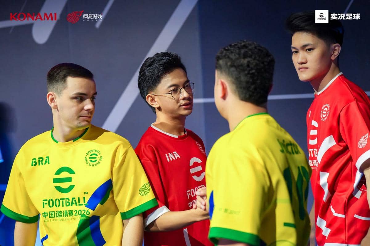 Atlet eFootball Indonesia dan Brasil berjabat tangan di ajang eFootball China Invitational 2026 dengan seragam merah dan kuning.