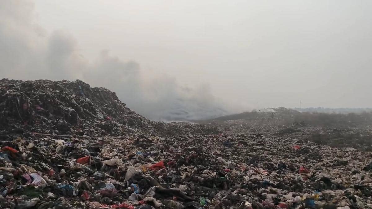 Asap tebal membubung dari tumpukan sampah besar di TPA Jatiwaringin akibat kebakaran yang melanda area pembuangan akhir.