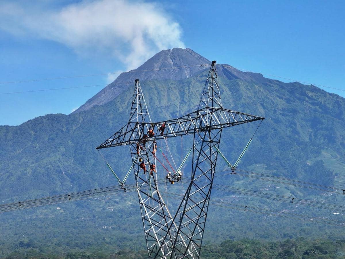 pln, pln salatiga, transmisi pln, petugas pln, pdkb