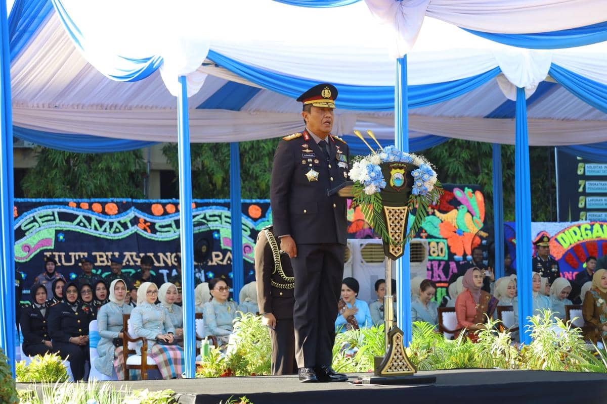 Kapolda Sulsel Irjen Djuhandhani Rahardjo Puro selaku inspektur pada Upacara peringatan Hari Ulang Tahun (HUT) ke-80 Bhayangkara di Polda Su