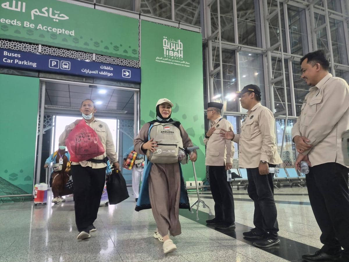 Petugas PPIH Arab Saudi melepas jemaah haji kloter terakhir UPG 43 yang bersiap pulang di Bandara Internasional Prince Mohammed bin Abdulaziz, Madinah.
