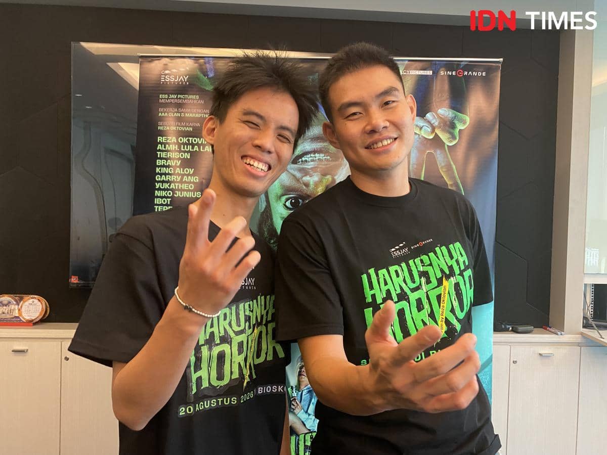 Dua pria mengenakan kaus hitam bertuliskan Harusnya Horor berpose sambil tersenyum di acara Content Day di SCTV Tower.