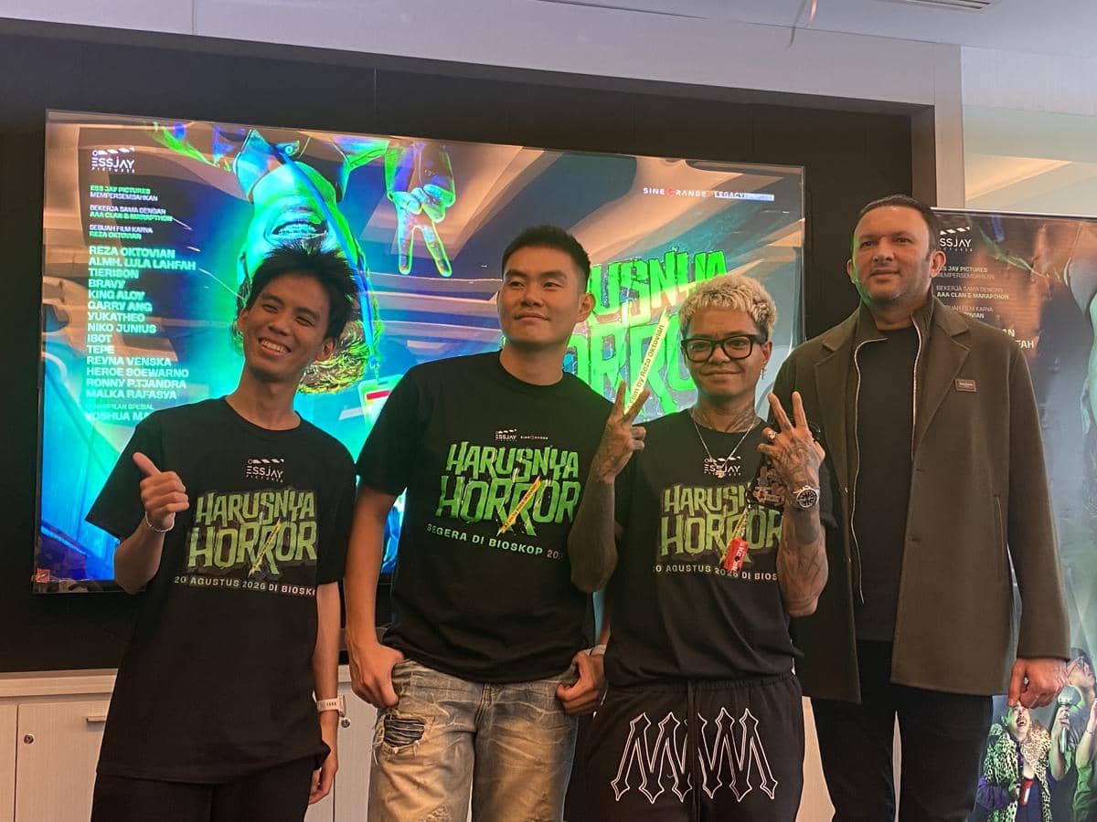 Empat orang berpose di depan poster film Harusnya Horor saat acara Content Day di SCTV Tower, mengenakan kaus hitam bertema film tersebut.