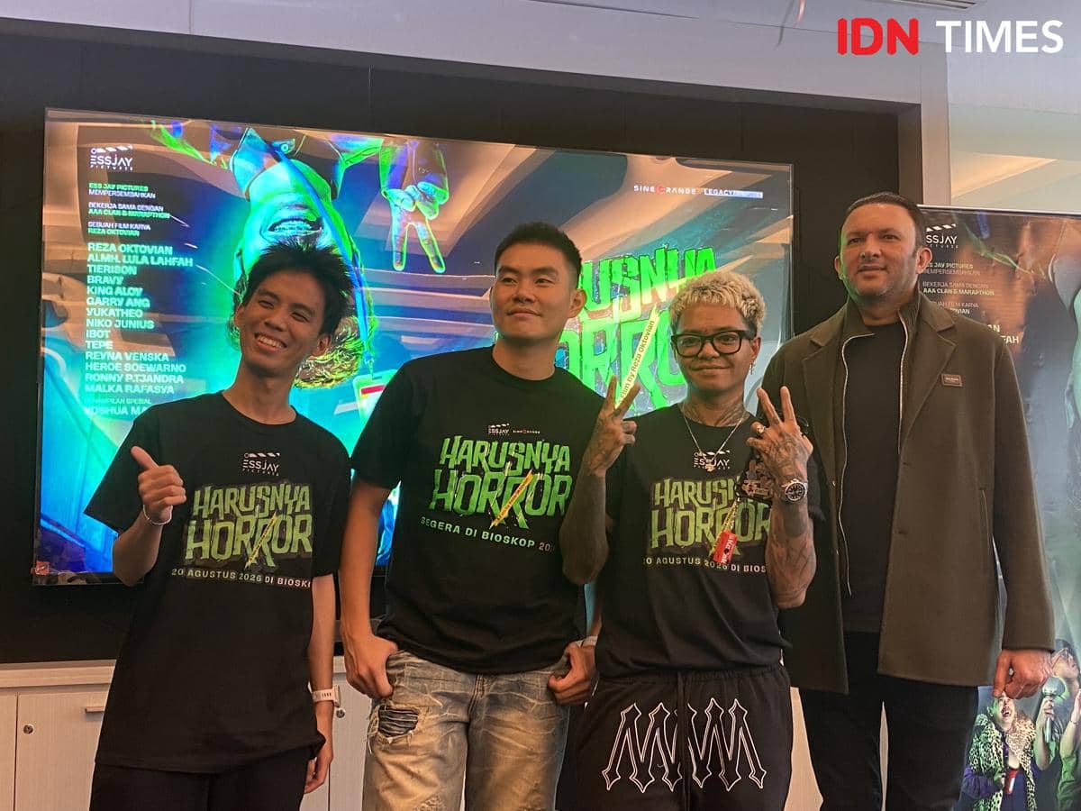Empat orang berpose di depan poster film Harusnya Horor saat acara Content Day di SCTV Tower, mengenakan kaus hitam bertema film tersebut.