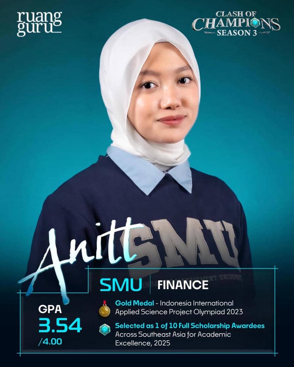 Seorang peserta Clash of Champions Season 3 Batch 7 mengenakan hijab putih dan sweater biru bertuliskan SMU dengan latar belakang biru.