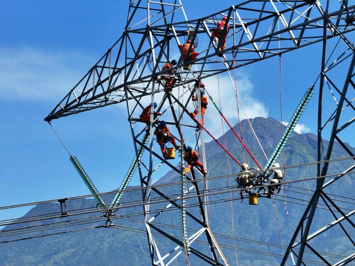 PLN Ganti Isolator SUTET 500 kV Tanpa Hentikan Pasokan Listrik di Jateng, Bisa?