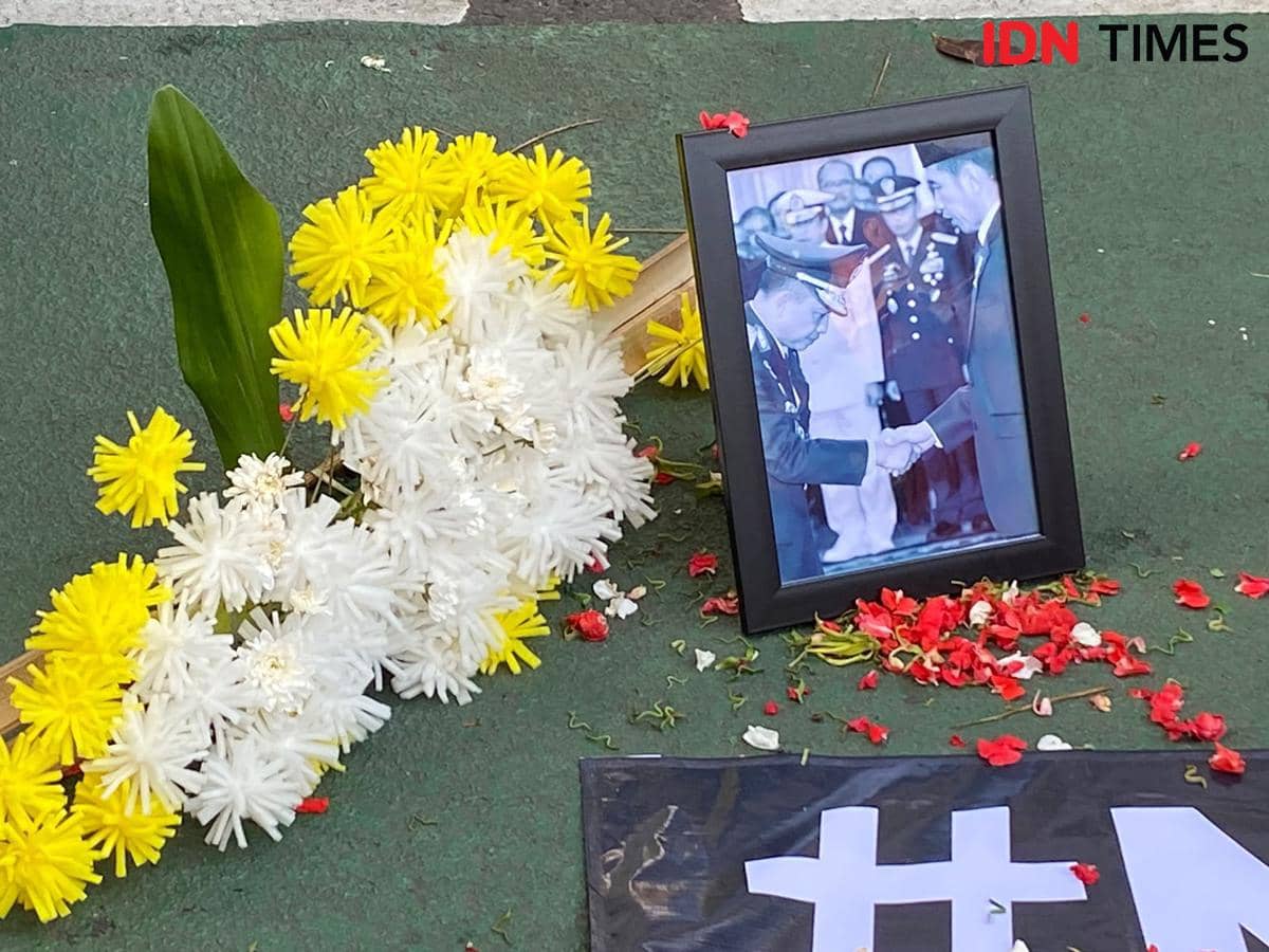 Mahasiswa UI Tabur Bunga di Atas Foto Tito dan Jokowi