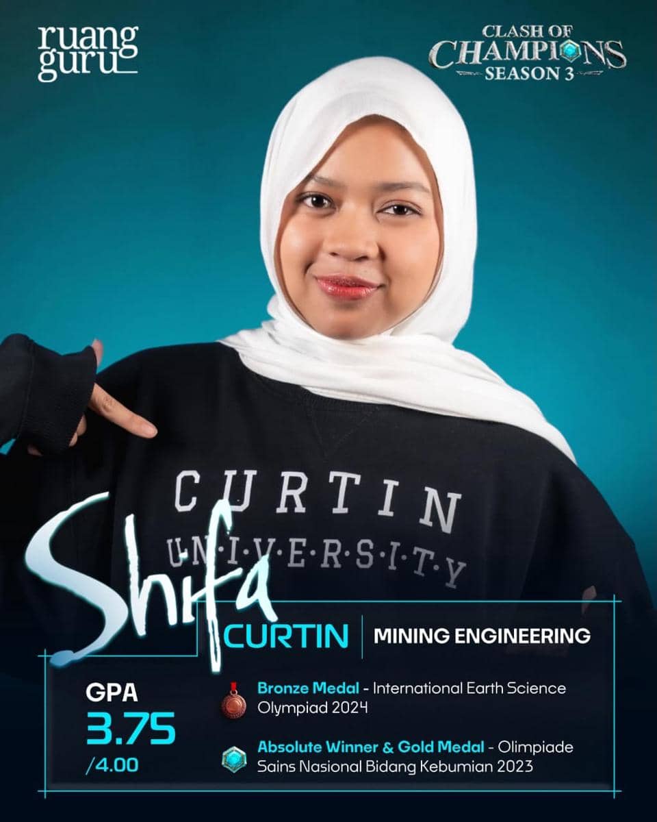 Seorang peserta Clash of Champions Season 3 Batch 7 mengenakan hijab putih dan sweater hitam bertuliskan Curtin University dengan latar biru.