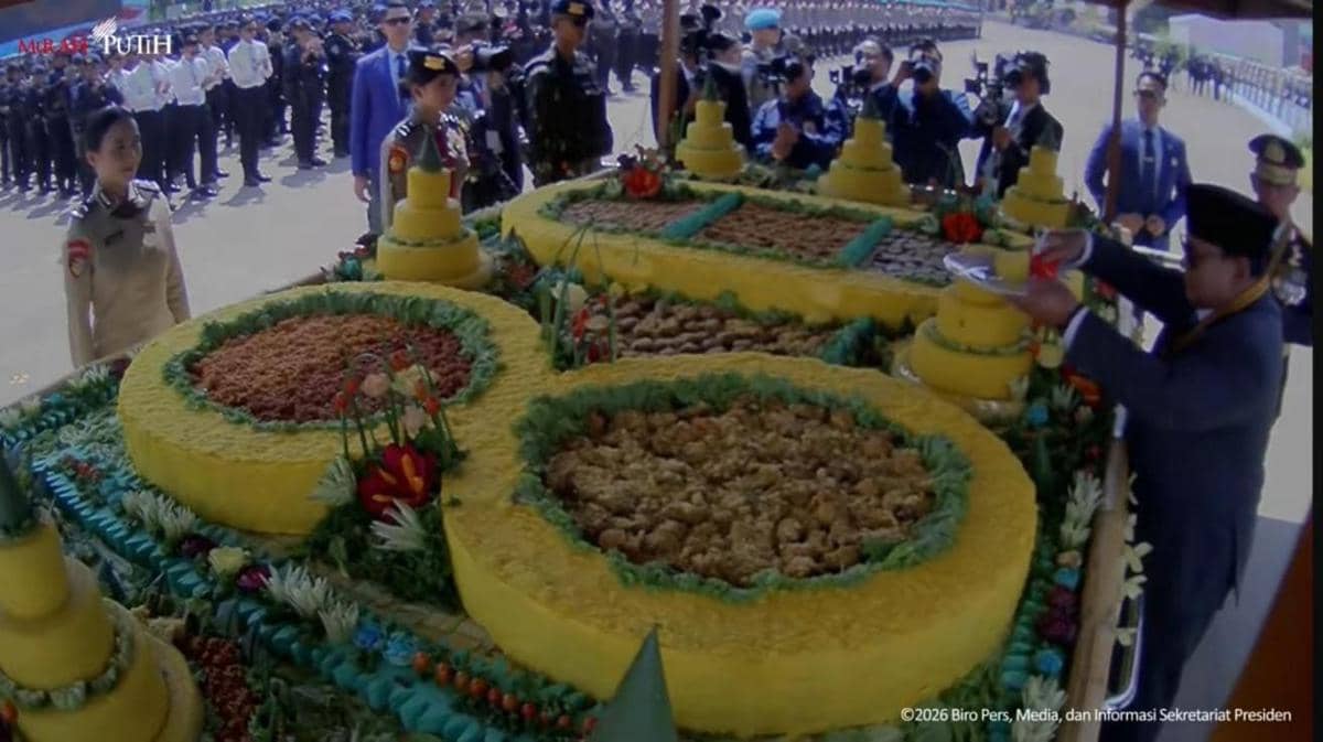 Momen Prabowo Potong Tumpeng Angka 80 di HUT Bhayangkara
