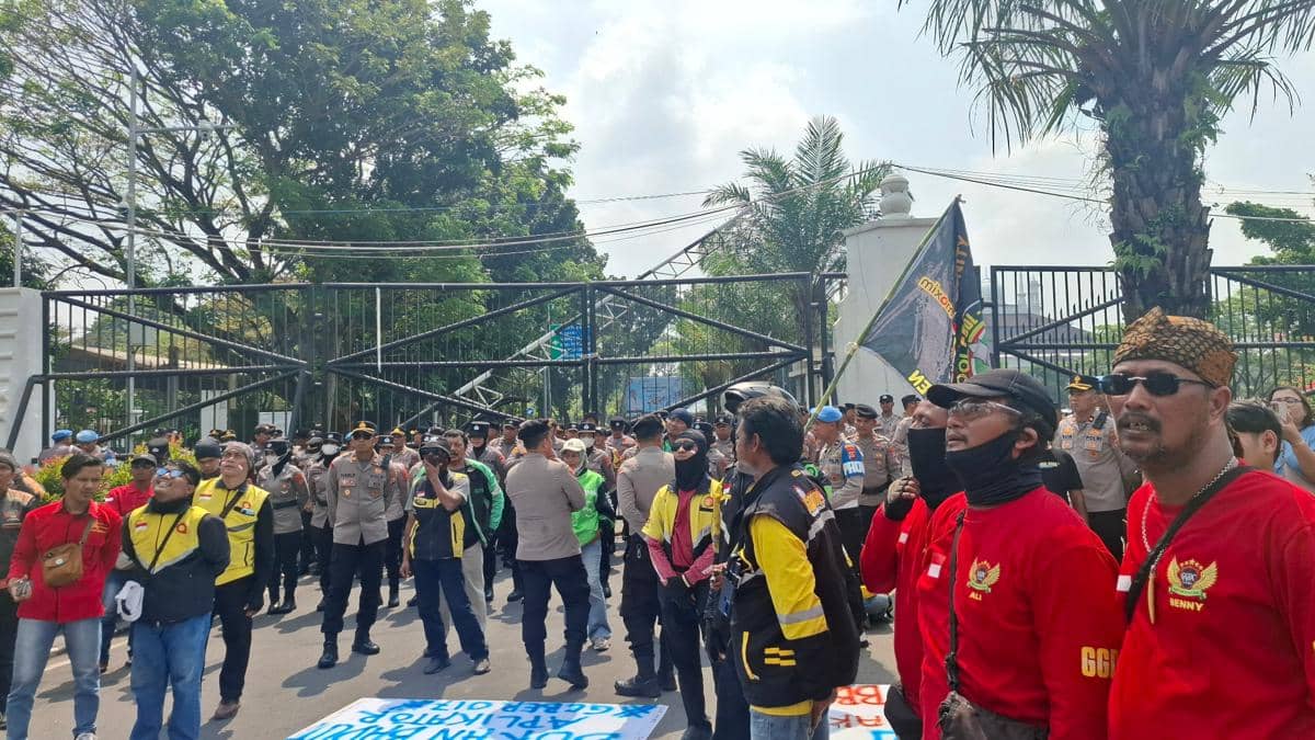 Demo ratusan pengemudi ojol  di depan kantor Gubernur Banten (Dok. Khaerul Anwar)