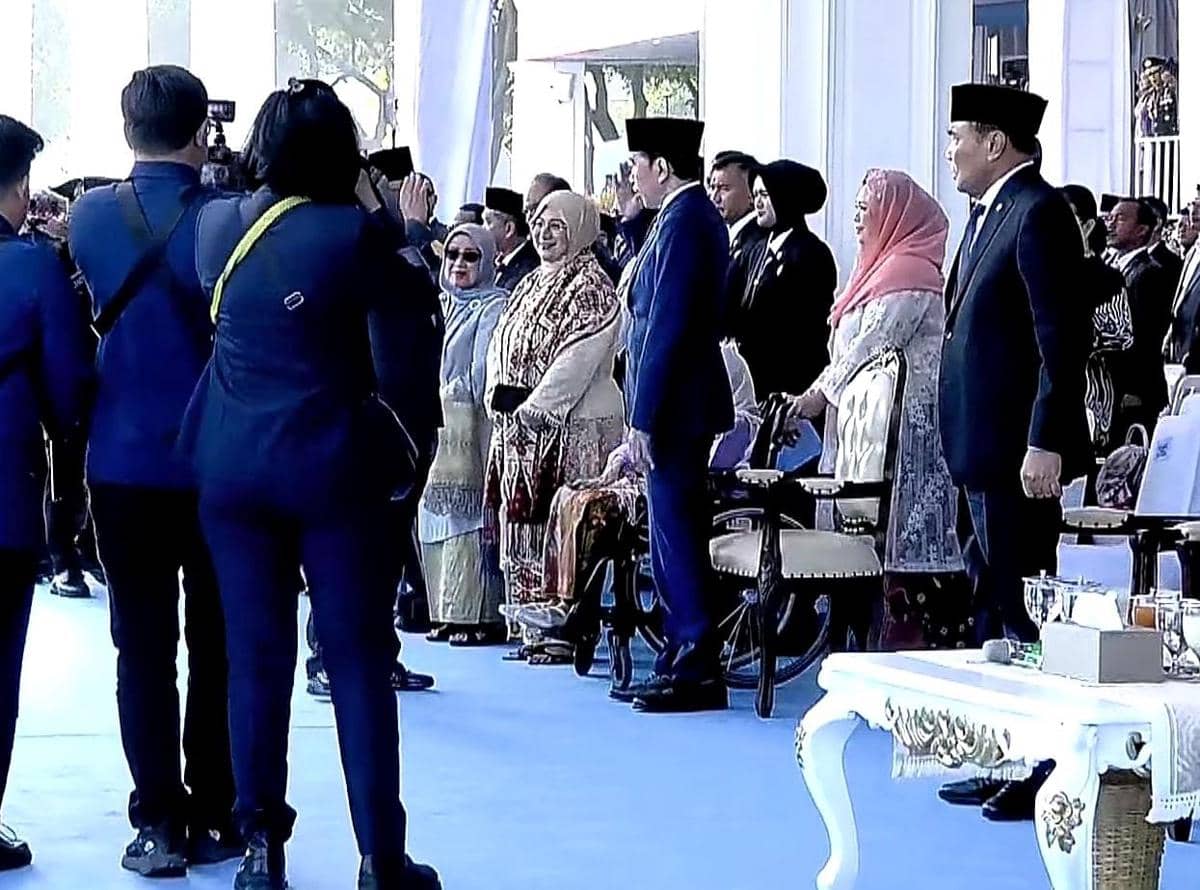 Momen Prabowo Hormat ke Jokowi Saat Upacara HUT ke-80 Bhayangkara