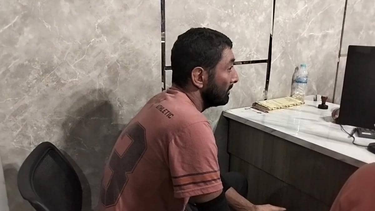 Yunus Patel (38) saat melapor bersama istrinya Juwita ke Polrestabes Palembang