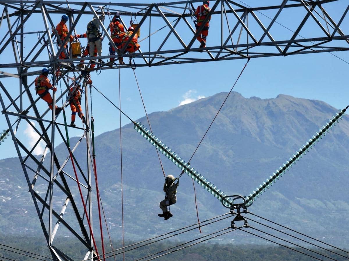 pln, pln salatiga, transmisi pln, petugas pln, pdkb