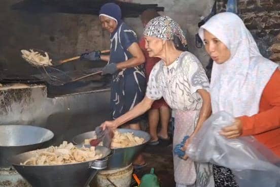 Harga Minyak dan Tepung Naik, Produsen Kerupuk di Magetan Pangkas Isi 