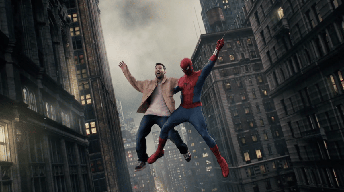 Spider-Man berayun di antara gedung pencakar langit sambil memegang seorang pria di udara dalam suasana kota malam yang berkabut.