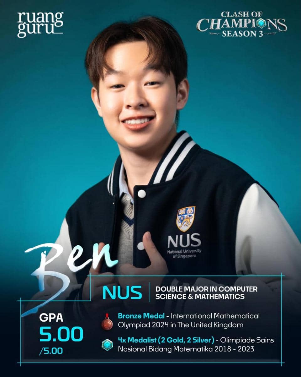 Seorang peserta Clash of Champions Season 3 Batch 7 mengenakan jaket NUS dengan latar belakang biru, tersenyum ke arah kamera.