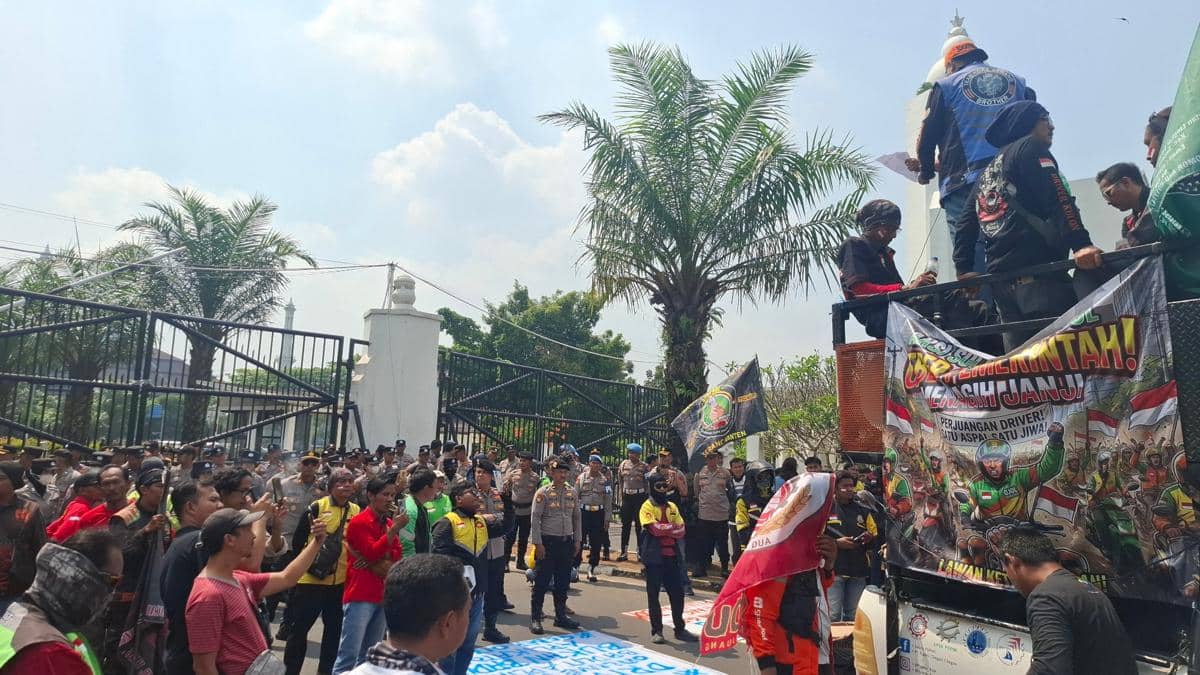 Demo ratusan pengemudi ojol  di depan kantor Gubernur Banten (Dok. Khaerul Anwar)