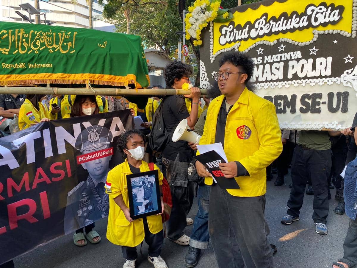 Diadang Polisi, Mahasiswa UI Tutup Sebagian Jalan Trunoyudo
