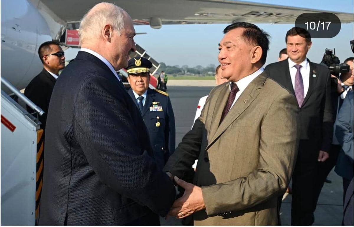 Menteri Pertahanan (Menhan), Sjafrie Sjamsoeddin, menyambut kedatangan Presiden Belarus Alexander Lukashenko di Pangkalan Udara TNI AU Halim