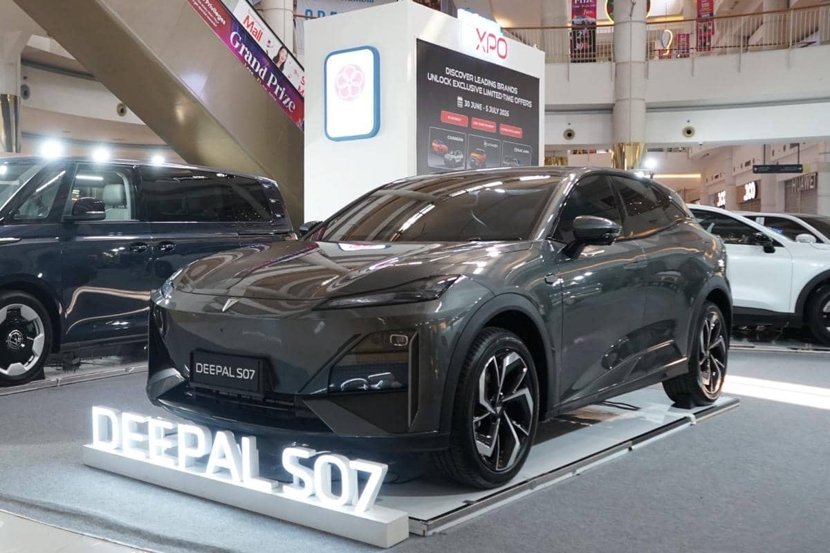 Mobil listrik Changan Deepal S07 berwarna abu-abu dipamerkan di sebuah pusat perbelanjaan dengan pencahayaan modern dan latar stan otomotif.