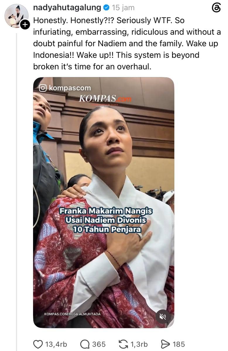 Seorang perempuan mengenakan pakaian formal dengan selendang batik tampak menahan tangis di ruang sidang, didampingi seseorang di sampingnya.