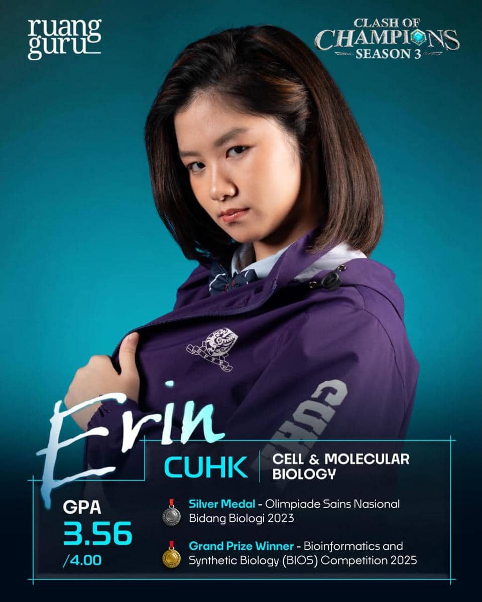 Seorang peserta Clash of Champions Season 3 Batch 8 mengenakan jaket ungu dengan latar belakang biru, menampilkan prestasi akademik di bidang biologi.