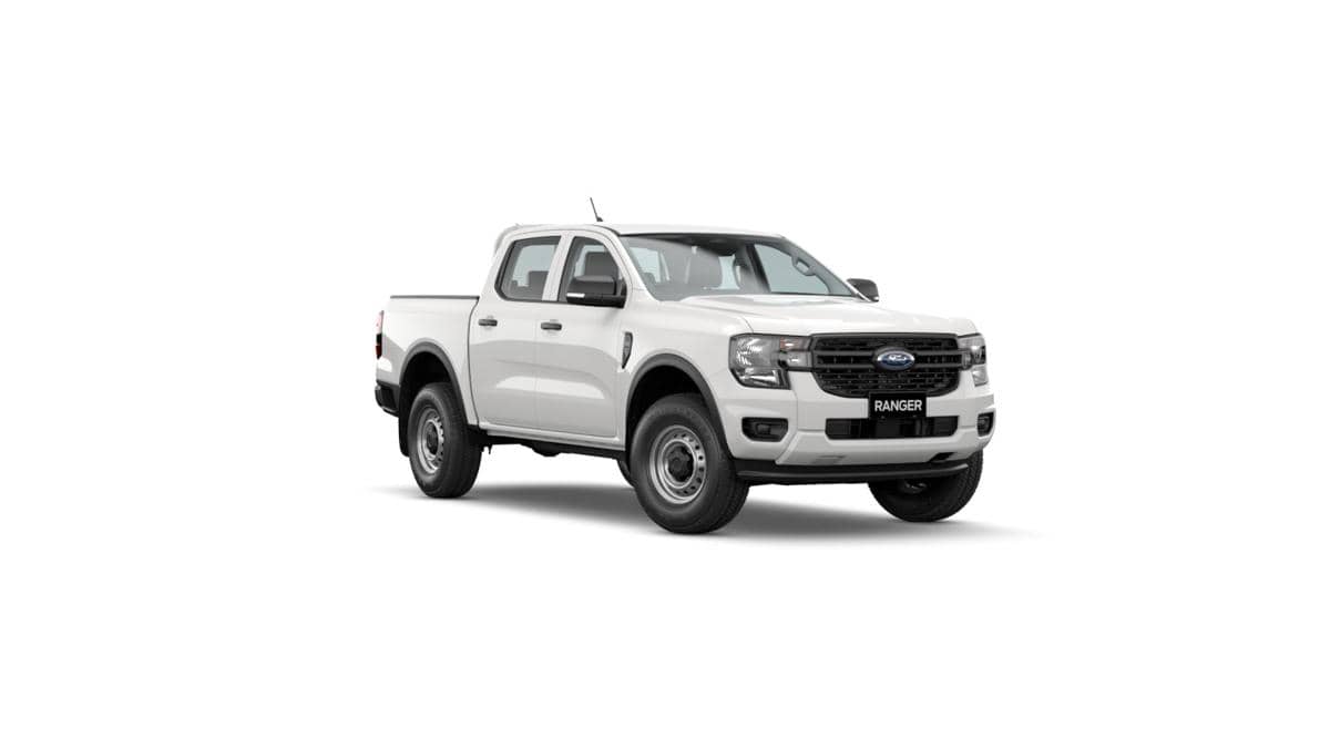 Truk pikap Ford Ranger berwarna putih dengan desain kabin ganda dan tampilan modern dari sudut depan kanan.