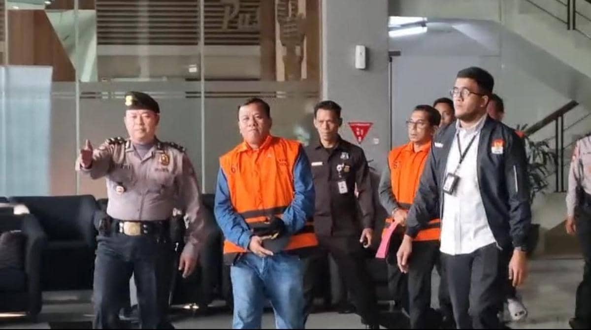 Jadi Tersangka Suap, Bupati dan Sekda Kuansing Pakai Rompi Tahanan KPK