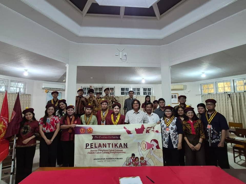 Foto bersama para tokoh gereja dan organisasi kepemudaan Katolik dalam kegiatan Pelantikan DPCC PMKRI Calon Cabang Pangkalpinang.