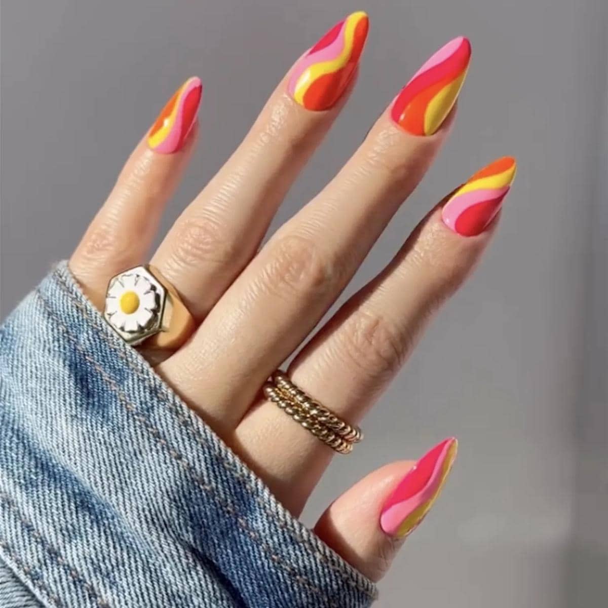 Inspirasi nail art bergaya Pucci Nail