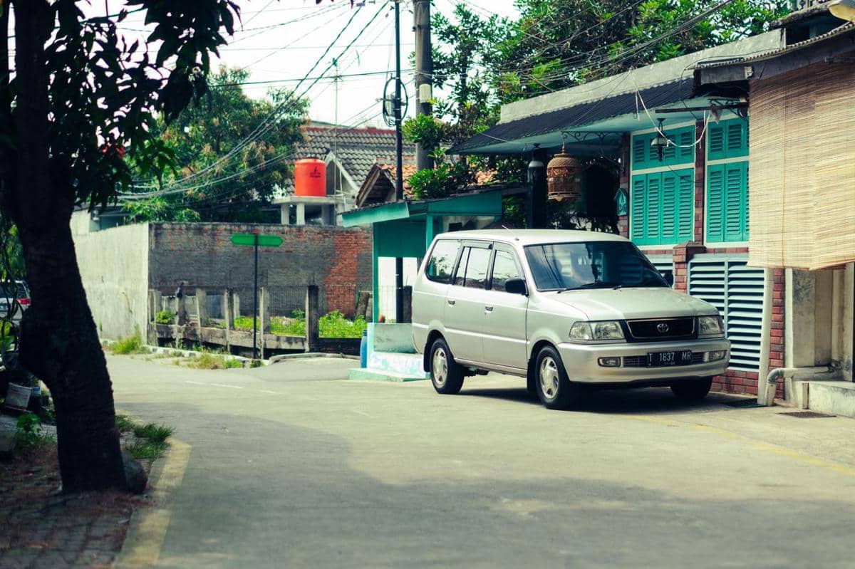 mobil di depan rumah