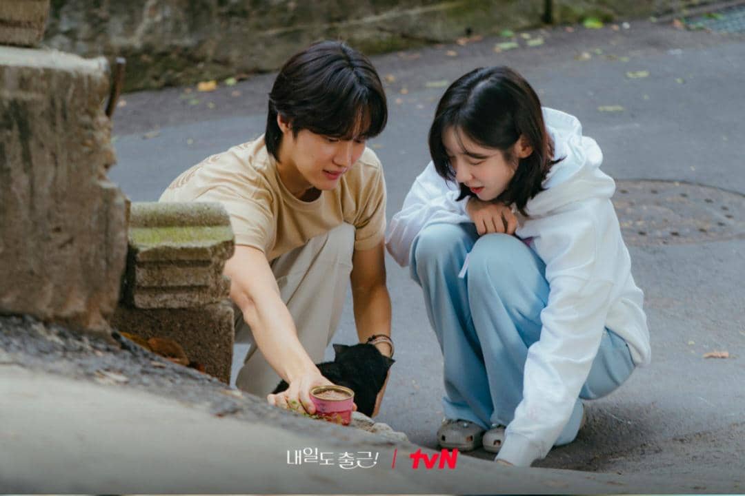Still cut Park Ji Hyun dan Choi Kyung Hoon di See You at Work Tomorrow
