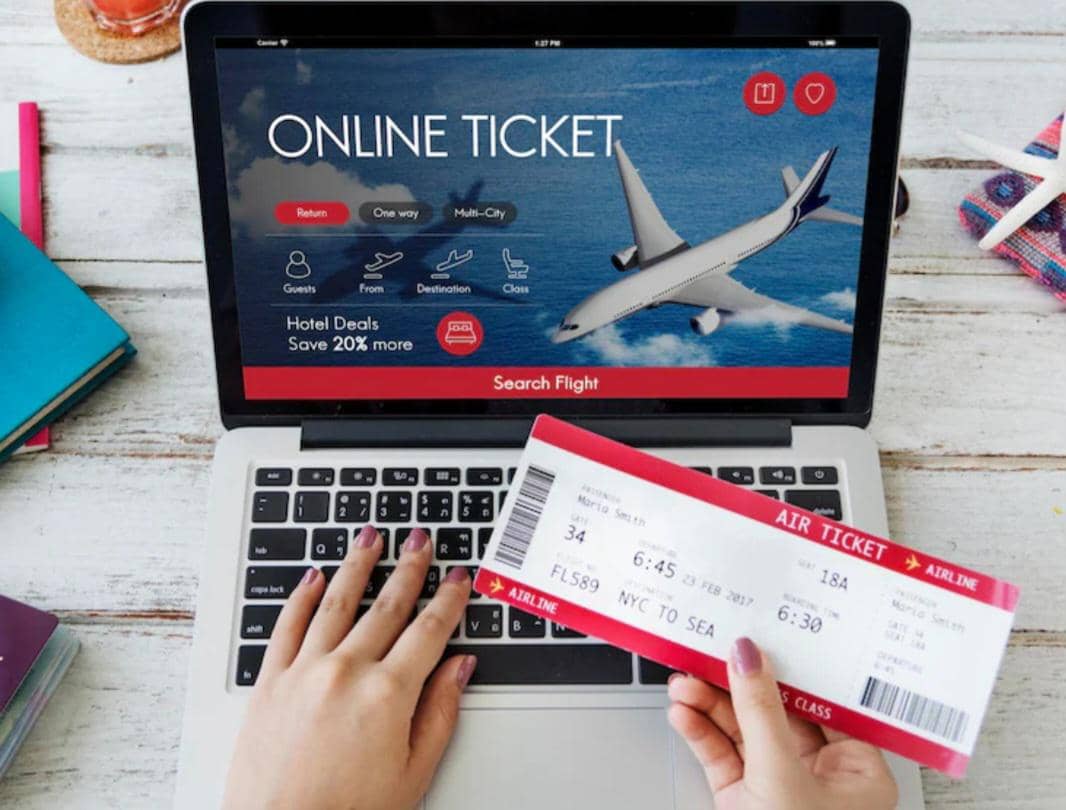 pesan tiket pesawat online (magnific.com/rawpixel.com)
