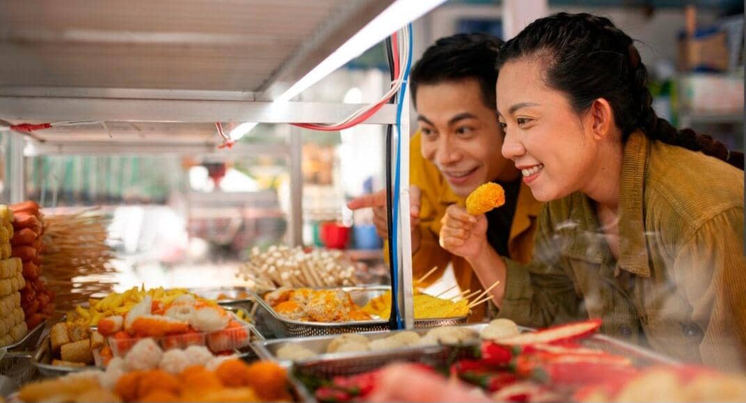 ilustrasi makan di pinggir jalan (magnific.com/freepik)