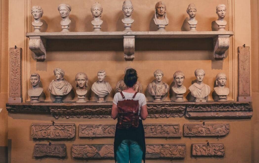 berkunjung ke museum (magnific.com/cristina_gottardi)