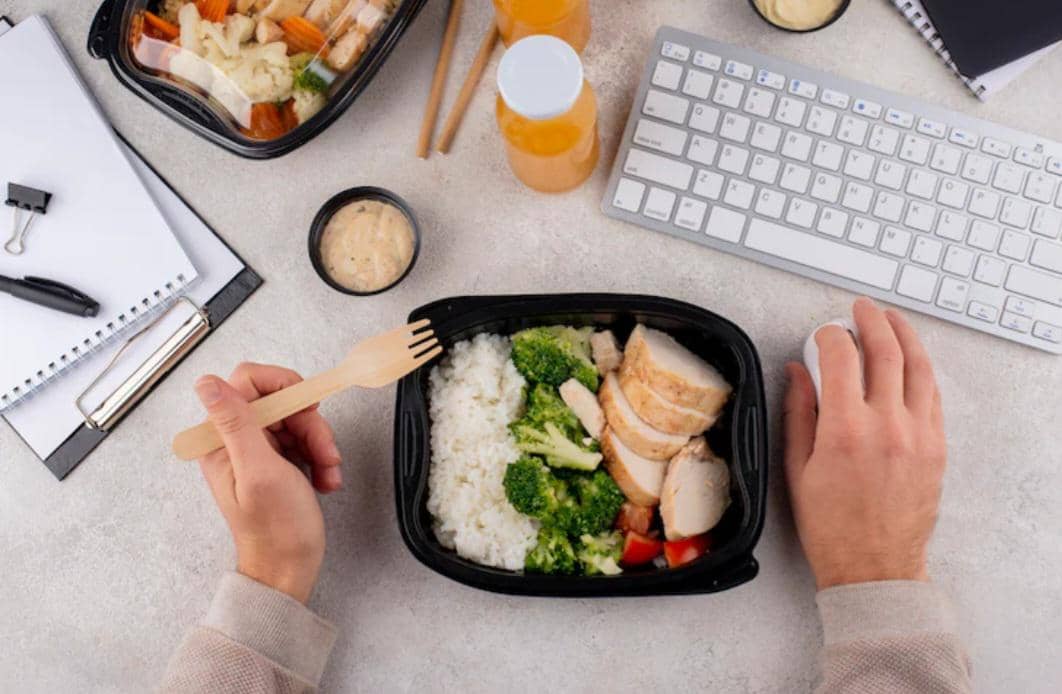 ilustrasi membawa bekal (magnific.com/freepik)