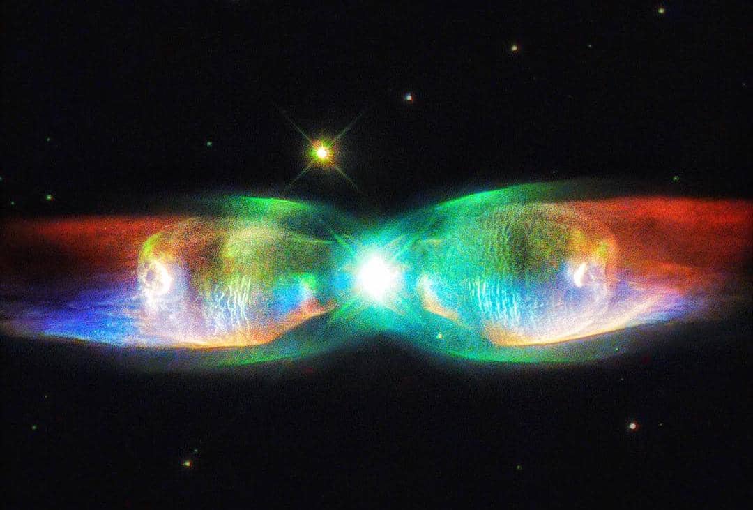 ilustrasi twin jet nebula yang lahir dari drama dua bintang