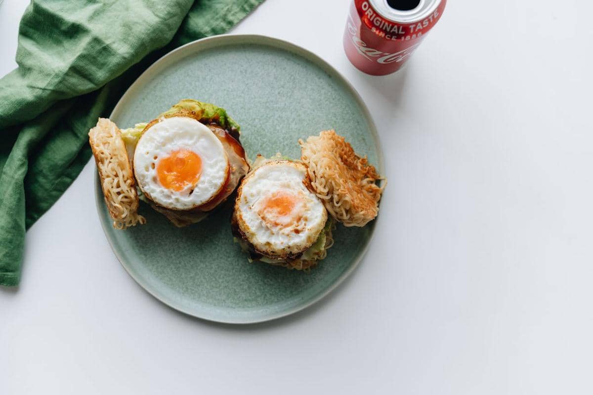 Ilustrasi burger ramen