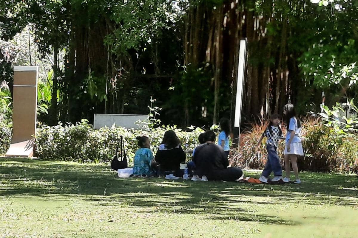potret pengunjung piknik di Taman Balekambang